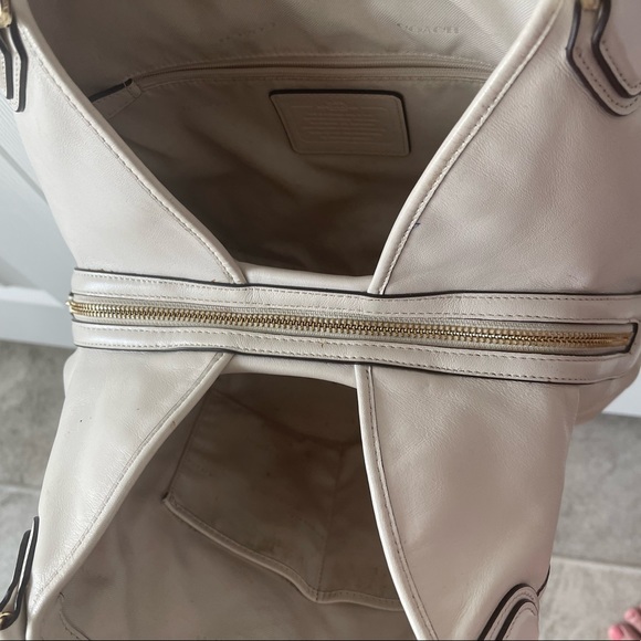 WEEKEND SPECIAL.. Coach handbag - Picture 4 of 9